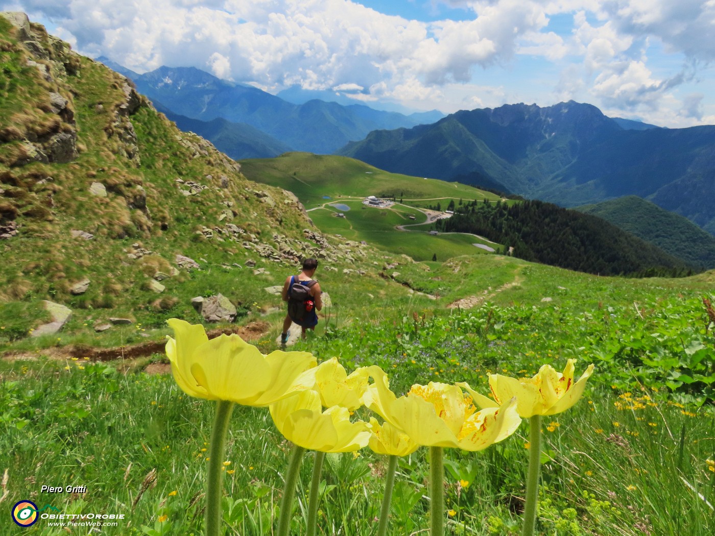 66 Dal sent. 109A bella vista sui Piani dell'Avaro e il Venturosa.JPG